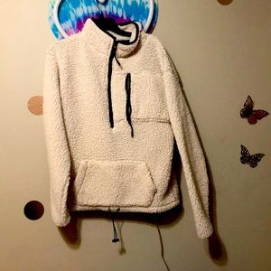 Comfy white 2 pockets sweater